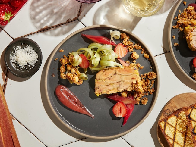 Terrine de foie gras, rhubarbe, gel de fraises et crumble aux noisettes