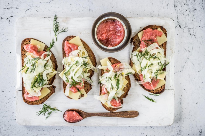 Tartines épicées à la rhubarbe