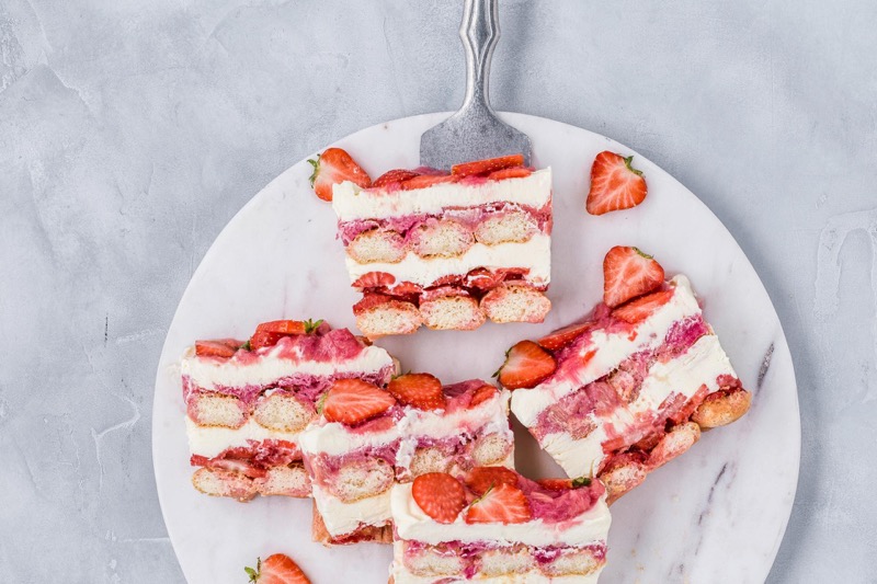 Tiramisu glacé à la rhubarbe et aux fraises