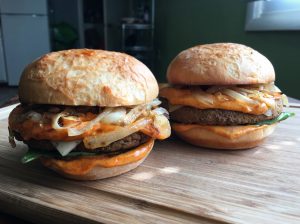 Burger à la rhubarbe fumée rôtie