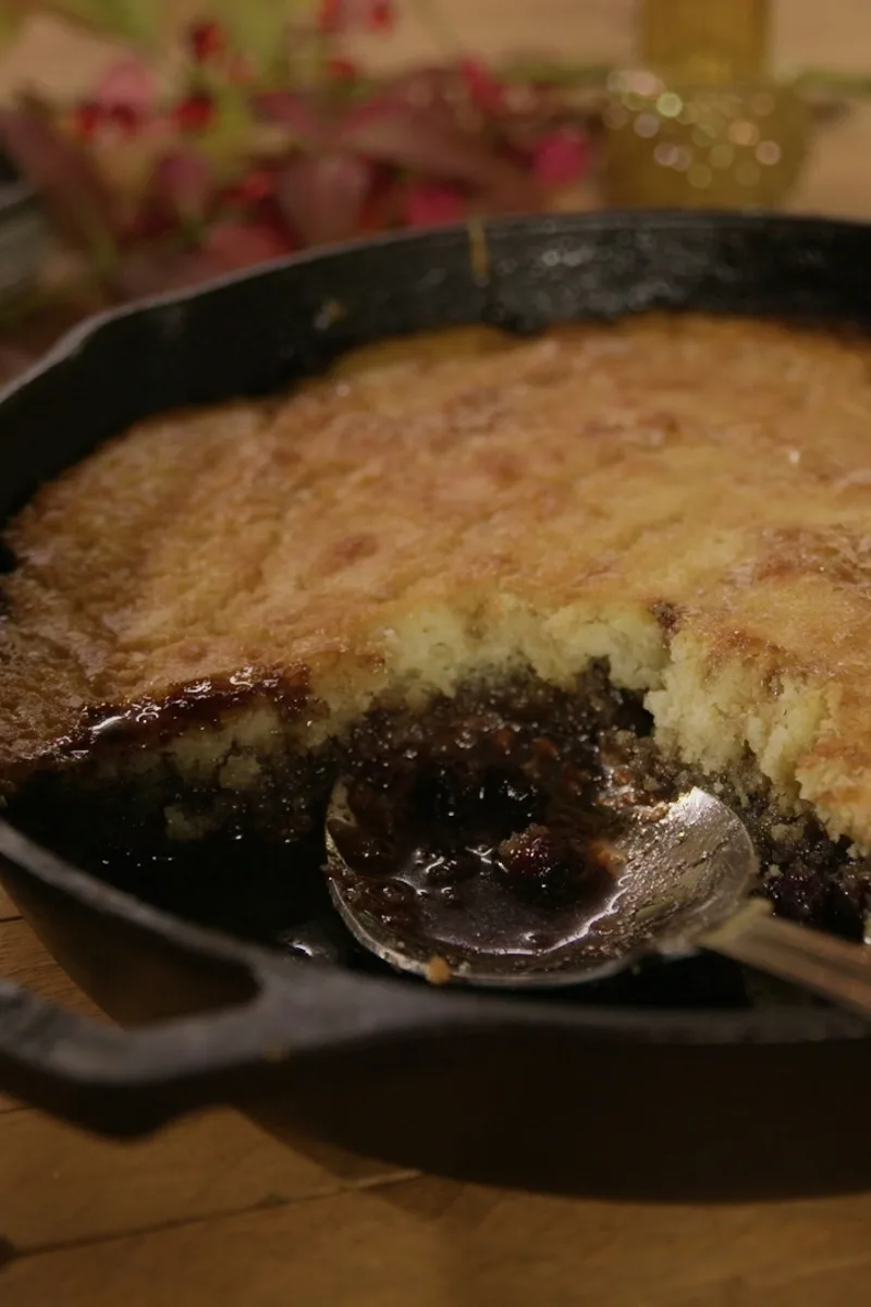 Pouding chômeur à l’érable et aux baies d’amélanchier